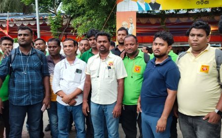 ପାରିଶ୍ରମିକ ରେ ଅସନ୍ତୁଷ୍ଟ ହୋଇ ଠିକା ସଂସ୍ଥା ବିରୁଧରେ ଏକାଠି ହୋଇ ମନୋମୋହନ ସାମଲ୍ ଙ୍କୁ ଦେଖା କଲେ ରାଜ୍ୟ 108 କର୍ମଚାରି ଆମ୍ବୁଲାନ୍ସ ମହା ସଂଘ