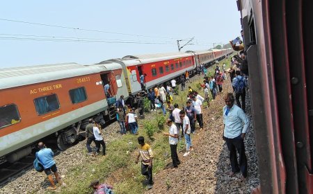 କାମାକ୍ଷା_ଏକ୍ସପ୍ରେସ_ଲାଇନ୍‌ଚ୍ୟୁତ  .