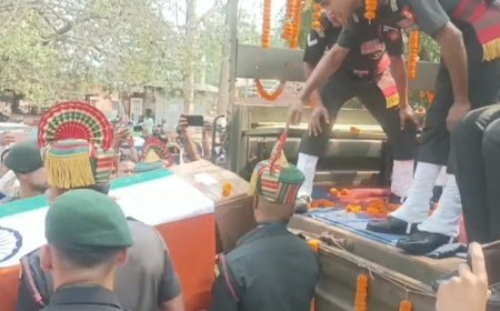 ସହିଦ ରାଜକିଶୋର ମୁଣ୍ଡା ଅମର ରହେ ଧ୍ବନିରେ ଗଗନ ପବନ ପ୍ରକମ୍ପିତ ହେଲା।   