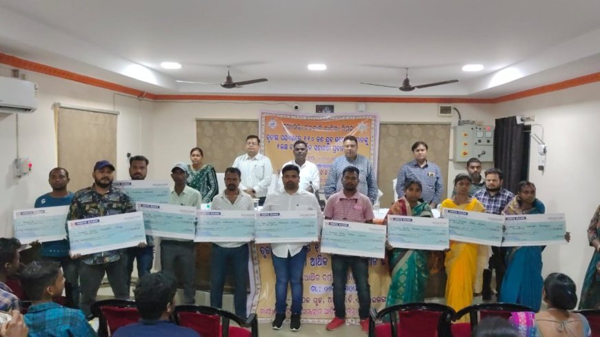 ରାଇରଙ୍ଗପୁର ଆଇଟିଡିଏ ସମ୍ମିଳନୀ ଗୃହରେ ୧୧୦ ଜଣ ଜନଜାତି   ଉତ୍ସାହୀ ଯୁବ ଉଦ୍ୟୋଗୀମାନଙ୍କୁ ବିଧାୟକଙ୍କ  ଦ୍ବାରା ମୁଖ୍ୟମନ୍ତ୍ରୀ ଜନଜାତି ଜିବୀକା ମିଶନ୍ ଯୋଜନାରେ ୧ ଲକ୍ଷ ଟଙ୍କା  ଆର୍ଥିକ ସହାୟତା ପ୍ରଦାନ  .