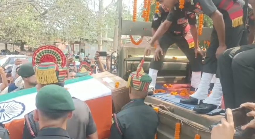 ସହିଦ ରାଜକିଶୋର ମୁଣ୍ଡା ଅମର ରହେ ଧ୍ବନିରେ ଗଗନ ପବନ ପ୍ରକମ୍ପିତ ହେଲା।   