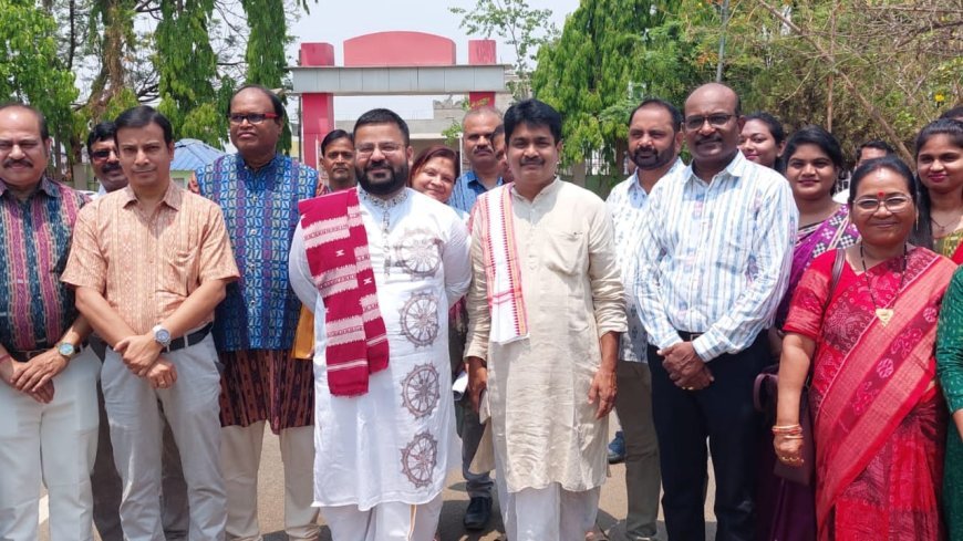 ଓଡିଆ ପକ୍ଷ ପାଳନ ଅବସରରେ ନବରଙ୍ଗପୁର ଜିଲ୍ଲା ରେ ପାରମ୍ପରିକ ପୋଷାକ ପରିଧାନ ଦିବସ ପାଳିତ .