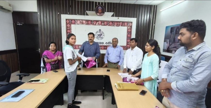 ଜିଲ୍ଲାପାଳଙ୍କ କାର୍ଯ୍ୟାଳୟ ସମ୍ମିଳନୀ କକ୍ଷରେ ତୃତୀୟ ଲିଙ୍ଗୀ ବ୍ୟକ୍ତି ବିଶେଷଙ୍କୁ ପ୍ରମାଣପତ୍ର ଓ ପରିଚୟ ପତ୍ର ବଣ୍ଟନ.