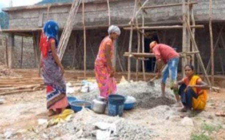 ସ୍ବାଭିମାନ ଅଞ୍ଚଳରେ ଶିକ୍ଷକ ସାଜିଛନ୍ତି ଠିକାଦାର ନିମ୍ନ ମାନର କାର୍ଯ୍ୟକୁ ନେଇ ଅଭିଯୋଗ .