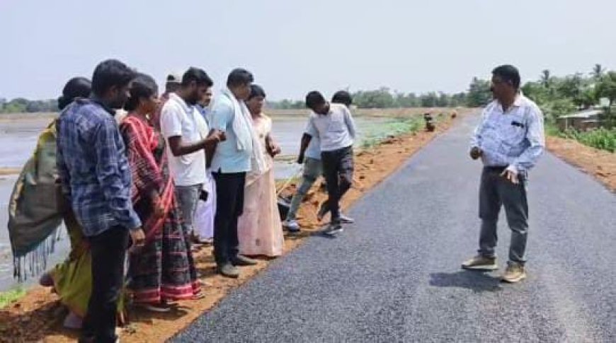 କ୍ଷୁଦ୍ର ଜଳସେଚନ ବିଭାଗ ପକ୍ଷରୁ ନିମ୍ନ ମାନର ରାସ୍ତା ନିର୍ମାଣକୁ ବନ୍ଦ କରିଲେ ଲୋକ ପ୍ରତିନିଧି।