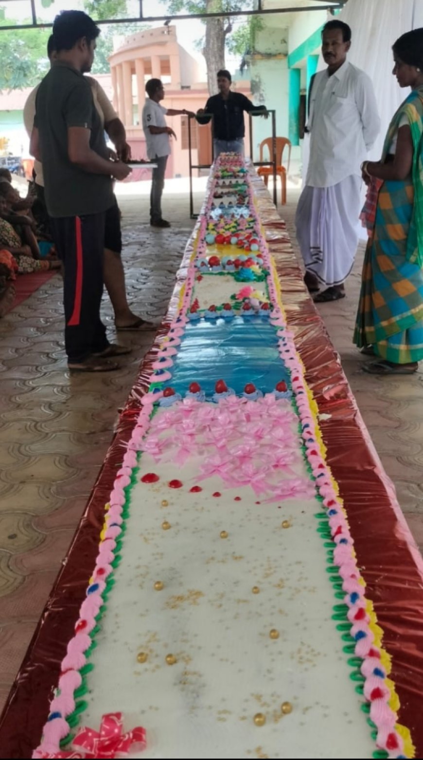 ବୟସ୍କ ବୟସ୍କାଙ୍କ ପାଇଁ ଦିନ ଟିଏ, ୧୦ମିଟର କେକ ପଦର୍ଶନ କରି ପୁଣି ଚର୍ଚ୍ଚାରେ ପିଇଓ। ମାଥିଲି, ୧୪,୦୬ ଆଜି ଓଡ଼ିଶାର କୃଷି ଭିତ୍ତିକ ଗଣପର୍ବ.