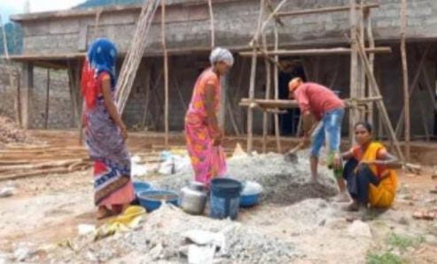 ସ୍ବାଭିମାନ ଅଞ୍ଚଳରେ ଶିକ୍ଷକ ସାଜିଛନ୍ତି ଠିକାଦାର ନିମ୍ନ ମାନର କାର୍ଯ୍ୟକୁ ନେଇ ଅଭିଯୋଗ .