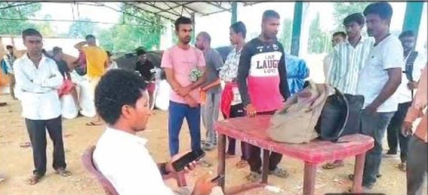 ମଣ୍ଡିରୁ ଉଠୁନି ଚିନାବାଦାମ ନାମମାତ୍ର ମୂଲରେ କିଣୁଛନ୍ତି ବାହାର ବ୍ୟବସାୟୀ ।