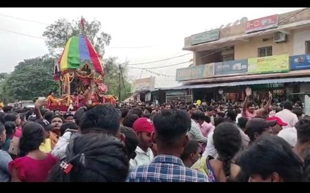 ଜନ୍ମ ବେଦୀରୁ ବାହୁଡ଼ିଲେ ରତ୍ନ ବେଦୀକୁ ମହାପ୍ରଭୁ ଜଗନ୍ନାଥ,ବଡ଼ ଭାଇ ବଳଭଦ୍ର ଓ ସାନ ଭଉଣୀ ମା ସୁଭଦ୍ରା ।