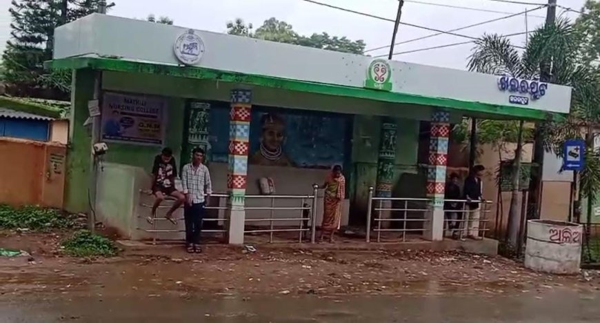 ଯାତ୍ରୀବିଶ୍ରାମ ଗୃହ ପାଲଟିଛି ଗୋରୁ ଗୁହାଳ ।