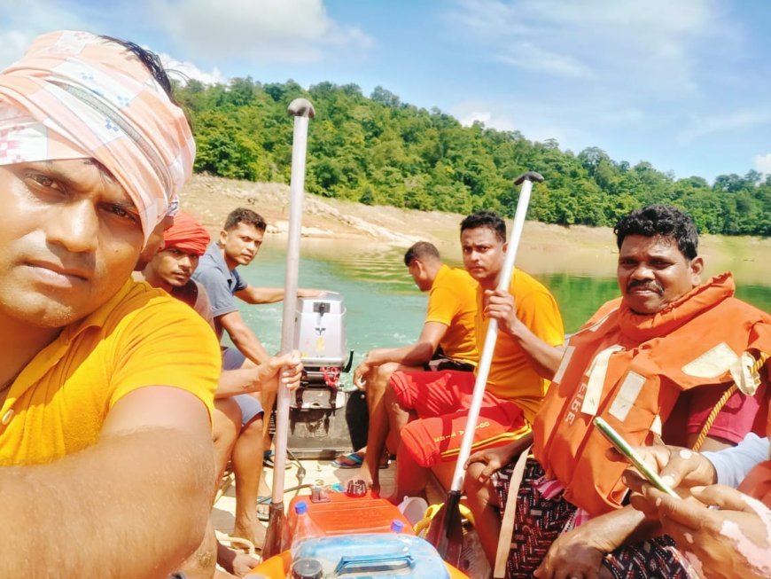 ଡାଇକ-୩ ଡ଼ଙ୍ଗା ଓଲଟି ଯୁବକ ନିଖୋଜ।
