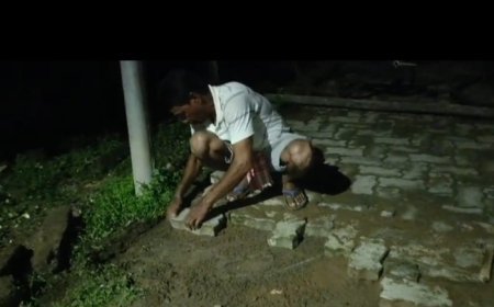 ଚିକିଟି ଗଡ଼ ଚିତ୍ରକାର ସାହିବାସିନ୍ଦା ଚାନ୍ଦା କରି ରାସ୍ତା ମରାମତି କରୁଛନ୍ତି.