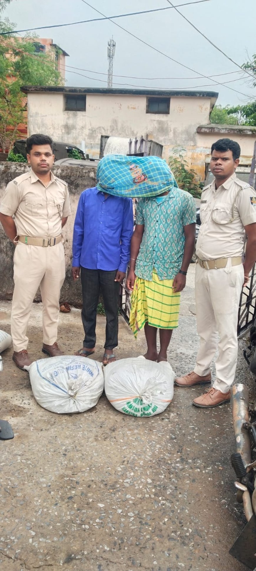 *ଦେଶୀ ମଦ ସହିତ 0୨ ମୋଟର  ସାଇକେଲ ଜବତ, ୦୩ ଗିରଫ 0୨ ଫେରାର ।*