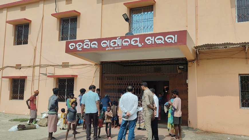 ହକ ପାଇଁ ଚାଲିଲେ ୧୫ଟି ପରିବାର ର ଲୋକ ୧୫ କିମି। ତହସିଲଦାର ଙ୍କ ପ୍ରତିଶୃତି ପରେ ଘରକୁ ଫେରିଲେ।