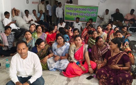 ଅନାସ୍ଥାକାର୍ଯ୍ୟକାରୀକରିବାକୁଜନପ୍ରତିନିଧିଙ୍କଧାରଣା ଏସ୍‌ଆଇଆର୍ ବାହାନା କଲା ପ୍ରଶାସନ  ୧୭ରୁ ଅହୋରାତ୍ର ଧାରଣା ପାଇଁ ଚେତାବନୀ.