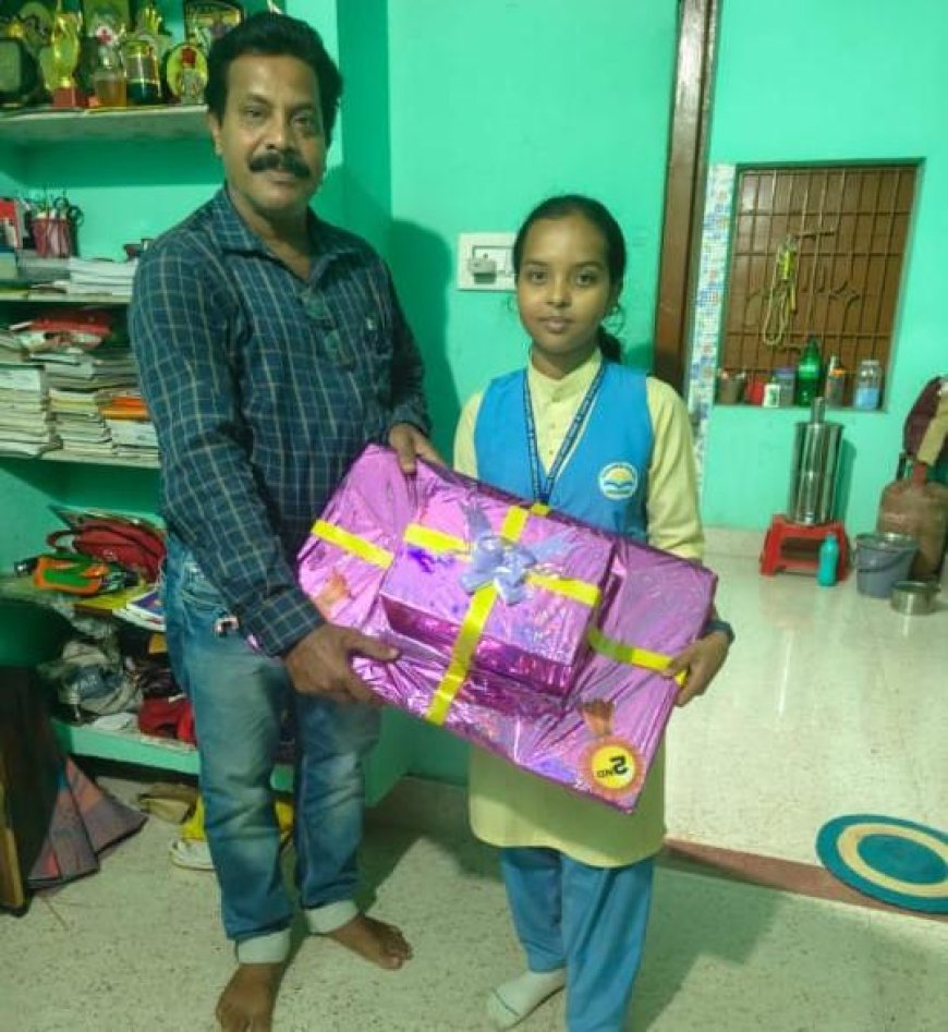 ଚିତ୍ର ଗୁରୁ ରାଜେନ୍ଦ୍ର କୁମାର ଦାଶଙ୍କ ଛାତ୍ରୀସୁଶ୍ରୀ ଯାଜ୍ଞସେନୀ ପାଇଲେ ଭାରତ ସରାରଙ୍କଠାରୁ ଚିତ୍ର ଶ୍ଲିପି ବୃତ୍ତି.