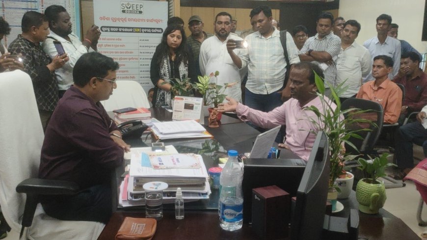 ବୌଦ୍ଧ ଜିଲ୍ଲାର ଜିଲ୍ଲାପାଳଙ୍କ କାର୍ଯ୍ୟାଳୟ ସମ୍ମୁଖରେ ଧାରଣା ଦେଇଛି ବୌଦ୍ଧ ଜିଲ୍ଲା ନାଗରିକ କମିଟି l